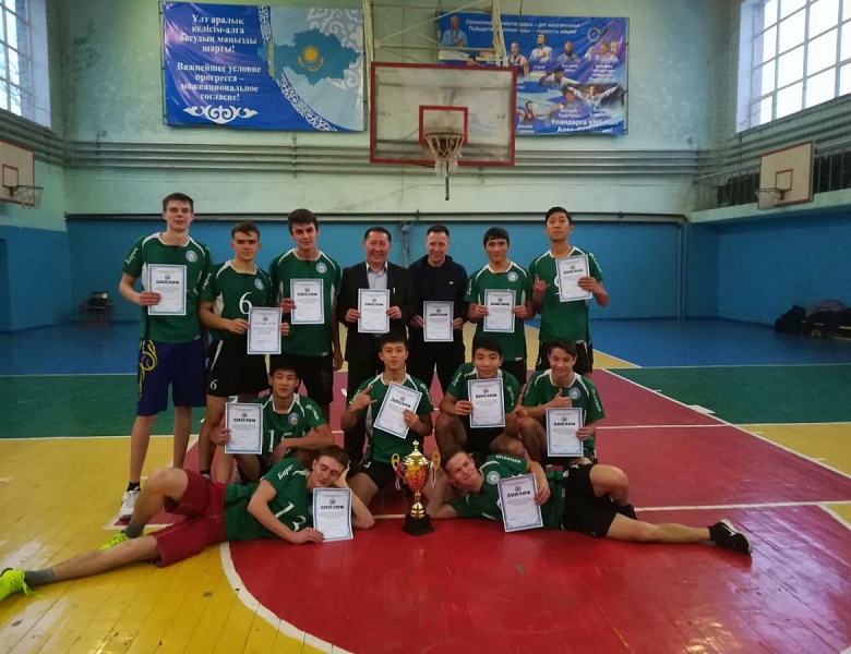 Команда юношей колледжа 1-место в первенстве по баскетболу среди колледжей ВКО