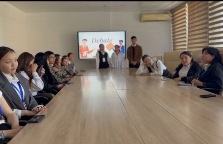 Собрание членов дебатного клуба