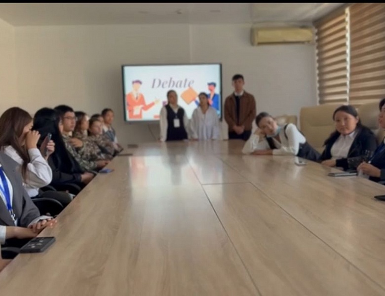 Собрание членов дебатного клуба