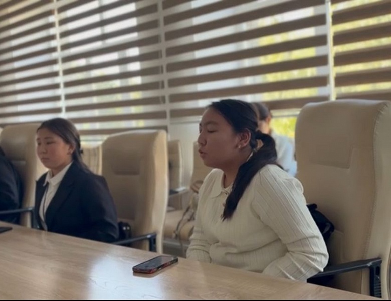 Собрание членов дебатного клуба