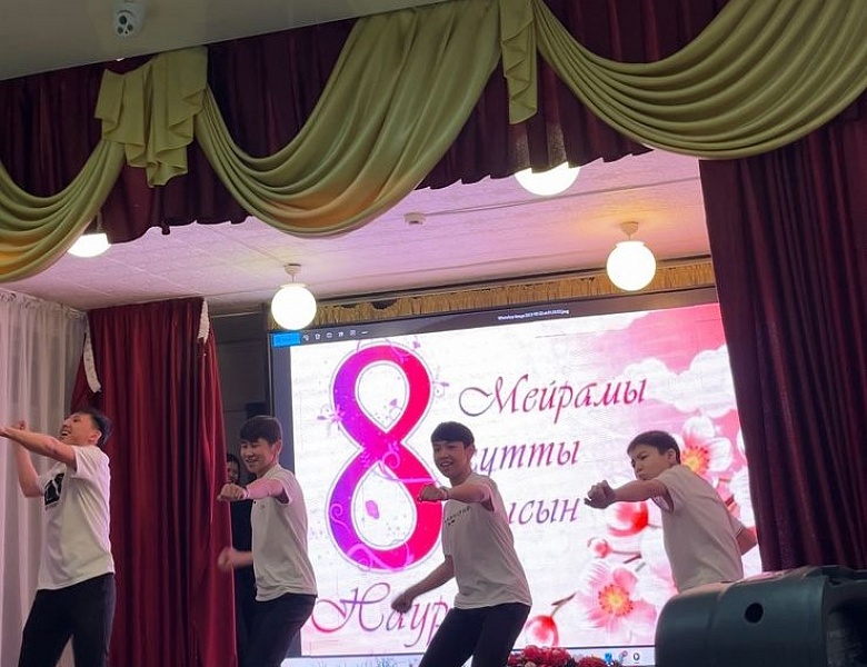 Праздничная вечеринка в студенческом доме